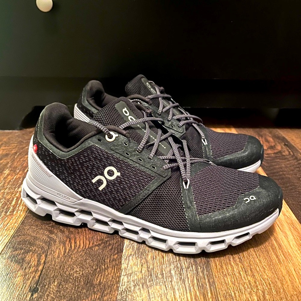 ON Women’s Cloudstratus Running Shoe Size 9 Black/Lilac